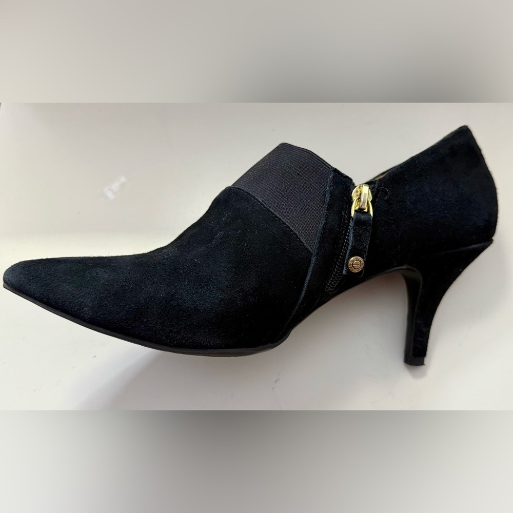 ✨ Ellen Tracy Black Suede Heels with Gold Zipper